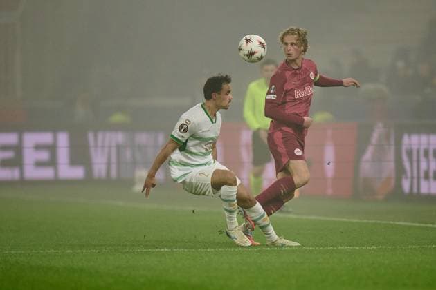 Salzburg, Österreich 06. November 2025: Europa League - 2025 2026 - RB Salzburg vs. Go Ahead Eagles Deventer Im Bild: v. li. im Zweikampf Mats Deijl (Eagles), Maurits Kjaergaard (RB) Red Bull Arena