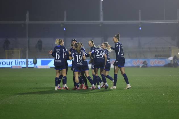 RECORD DATE NOT STATED Franziska Harsch (17; TSG Hoffenheim Frauen) jubelt im Vordergrund mit Jamilla Rankin (5; TSG Hoffenheim Frauen), Janna Grimm (26; TSG Hoffenheim Frauen) und Wielle Douma (13; TSG Hoffenheim Frauen) in einer Teamfeier GPFBL: TSG Hoffenheim gegen SC Freiburg am 06.11.2025 im Dietmar-Hopp Stadion in Hoffenheim. Spieler feiern gemeinsam