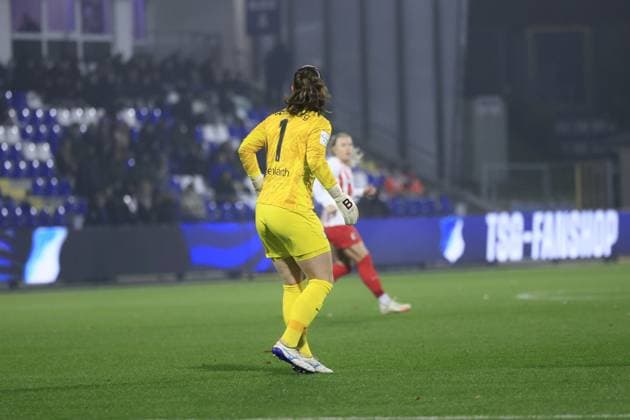 RECORD DATE NOT STATED Laura Dick (1; TSG Hoffenheim Frauen) in Defensive im Strafraum GPFBL: TSG Hoffenheim gegen SC Freiburg am 06.11.2025 im Dietmar-Hopp Stadion in Hoffenheim. Torwart in Defensive