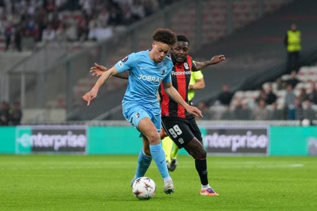 Derry Scherhant (SC Freiburg, 07) im Zweikampf mit Salis Abdul Samed (OGC Nizza, 99) , Frankreich, Fussball, UEFA Europa League, 4.Spieltag, Ligaphase, 2025 2026, OGC Nizza vs. SC Freiburg, 06.11.2025, Allianz Riviera, Nizza, Frankreich Nizza Allianz Riviera Provence-Alpes-CÃ te d Azur, CÃ Frankreich Copyright: xArnexAmbergx