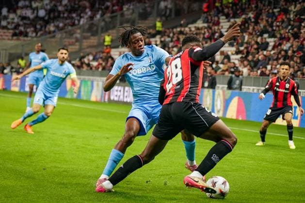 Fussball, UEFA Europa League 2025 26, 4. Spieltag - OGC Nizza vs SC Freiburg - Allianz Riviera (Nizza, Frankreich): Johan Manzambi (SC Freiburg, 44) Juma Bah (OGC Nizza, 28) Copyright: xJOERANxSTEINSIEKx
