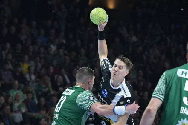 06.11.2025, xlakx, Handball, DHB-Pokal 1 8 Finale, Fuechse Berlin - ThSV Eisenach v.l. Mijajlo Marsenic (Fuechse Berlin), Oskar Joelsson (ThSV Eisenach), Zweikampf, Duell, Kampf, tackle Berlin