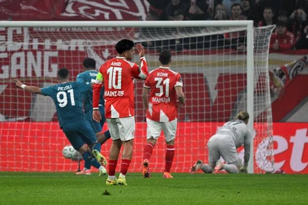 06.11.2025, xsltx, Fussball UEFA Conference League, FSV Mainz 05 - AC Florenz v.l. Simon Sohm (AC Florenz) Torschuetze, erzielt das Tor, Treffer, scores the goal 0:1 Robin Zentner (FSV Mainz 05) (DFL DFB REGULATIONS PROHIBIT ANY USE OF PHOTOGRAPHS as IMAGE SEQUENCES and or QUASI-VIDEO) Mainz