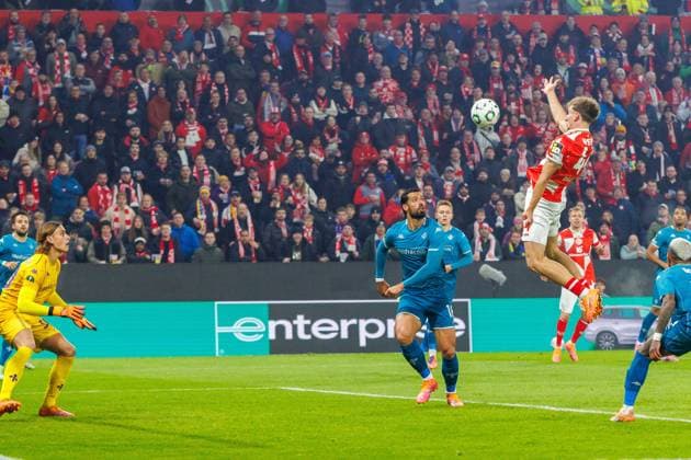 UECL: 1. FSV Mainz 05 - AC Florenz Nelson Weiper (1. FSV Mainz 05, 44) köpft Tommaso Martinelli (AC Florenz, Fiorentina, 30) einen Kopfball in die Arme; im Spiel der UEFA Conference League zwischen 1. FSV Mainz 05 und AC Florenz am 3. Spieltag in der MEWA Arena Mainz am 06.11.2025 Copyright: xBEAUTIFULxSPORTS Hahnex