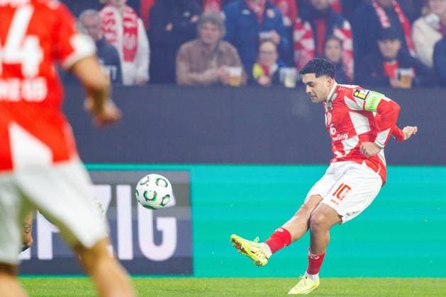 UECL: 1. FSV Mainz 05 - AC Florenz Nadiem Amiri (1. FSV Mainz 05, 10) schlägt eine Flanke im Spiel der UEFA Conference League zwischen 1. FSV Mainz 05 und AC Florenz am 3. Spieltag in der MEWA Arena Mainz am 06.11.2025 Copyright: xBEAUTIFULxSPORTS Hahnex