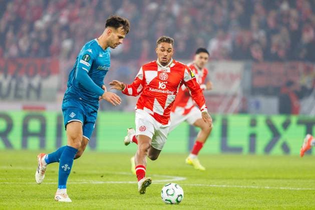 UECL: 1. FSV Mainz 05 - AC Florenz Armindo Sieb (1. FSV Mainz 05, 11) und Marin Pongracic (AC Florenz, Fiorentina, 5) kämpfen um den Ball im Spiel der UEFA Conference League zwischen 1. FSV Mainz 05 und AC Florenz am 3. Spieltag in der MEWA Arena Mainz am 06.11.2025 Copyright: xBEAUTIFULxSPORTS Hahnex