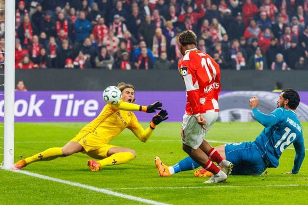 UECL: 1. FSV Mainz 05 - AC Florenz Aus sehr spitzen Winkel schießt Armindo Sieb (1. FSV Mainz 05, 11) an Tommaso Martinelli (AC Florenz, Fiorentina, 30), aber auch am Tor vorbei im Spiel der UEFA Conference League zwischen 1. FSV Mainz 05 und AC Florenz am 3. Spieltag in der MEWA Arena Mainz am 06.11.2025 Copyright: xBEAUTIFULxSPORTS Hahnex