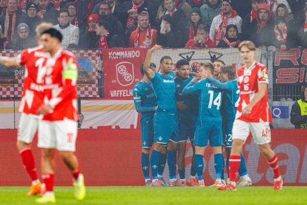 UECL: 1. FSV Mainz 05 - AC Florenz Jubel zum 0:1 durch Simon Sohm (AC Florenz, Fiorentina, 7); Tor; Torjubel im Spiel der UEFA Conference League zwischen 1. FSV Mainz 05 und AC Florenz am 3. Spieltag in der MEWA Arena Mainz am 06.11.2025 Copyright: xBEAUTIFULxSPORTS Hahnex
