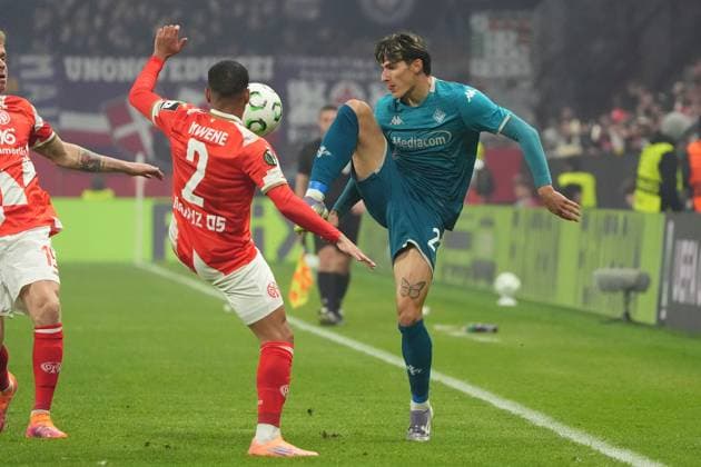 Dodo (AC Florenz) gegen Philipp Mwene (1. FSV Mainz 05, 2) - 06.11.2025 1. FSV Mainz 05 vs. AC Florenz MEWA Arena, Europa Conference League