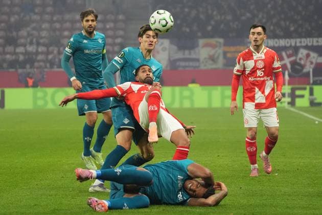 Philipp Mwene (1. FSV Mainz 05, 2) klärt gegen Nicolo Fortini (AC Florenz) per Fallrückzieher - 06.11.2025 1. FSV Mainz 05 vs. AC Florenz MEWA Arena, Europa Conference League
