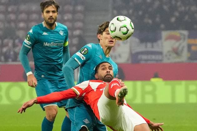 Philipp Mwene (1. FSV Mainz 05, 2) klärt gegen Nicolo Fortini (AC Florenz) per Fallrückzieher - 06.11.2025 1. FSV Mainz 05 vs. AC Florenz MEWA Arena, Europa Conference League