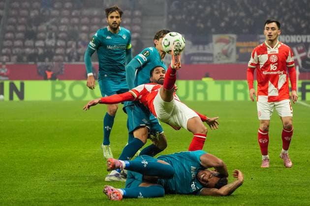 Philipp Mwene (1. FSV Mainz 05, 2) klärt gegen Nicolo Fortini (AC Florenz) per Fallrückzieher - 06.11.2025 1. FSV Mainz 05 vs. AC Florenz MEWA Arena, Europa Conference League