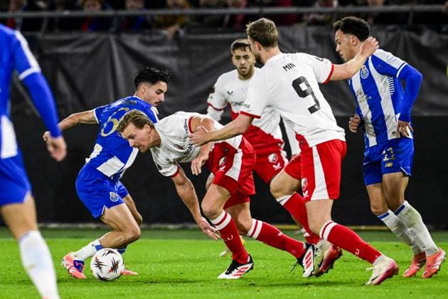 UTRECHT - (l-r) Stephen Eustaquio of FC Porto, Dani de Wit of FC Utrecht, David Min of FC Utrecht during the UEFA Europa League match between FC Utrecht and FC Porto at the Galgenwaard Stadium on November 6, 2025, in Utrecht, Netherlands. ANP OLAF KRAAK UEFA Europa League 2025-2026 xVIxANPxSportx xxANPxIVx 541408944 originalFilename: 541408944.jpg