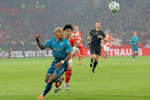 Mainz, Deutschland 06. November 2025: Conference League - 2025 2026 - FSV Mainz 05 vs. AC Florenz Im Bild: v. li. im Zweikampf Domilsson Cordeiro Dos Santos (Florenz) gegen Sota Kawasaki (Mainz). Mewa Arena Rheinland - Pfalz Copyright: xFotostandx xRacochax