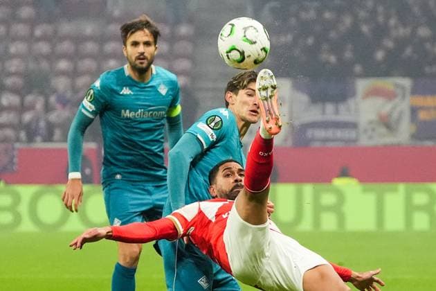 Philipp Mwene (1. FSV Mainz 05, 2) klärt gegen Nicolo Fortini (AC Florenz) per Fallrückzieher - 06.11.2025 1. FSV Mainz 05 vs. AC Florenz MEWA Arena, Europa Conference League