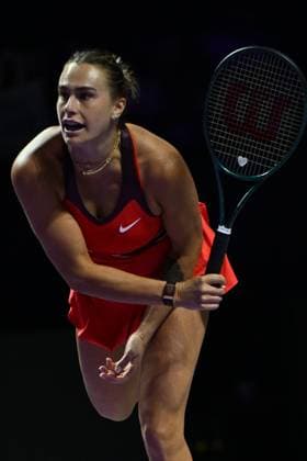 2025 WTA, Tennis Damen Finals RIYADH, SAUDI ARABIA - NOVEMBER 6: Aryna Sabalenka plays against Coco Gauff (not seen) of the United States during their final group-stage match, with a place in the semi-finals on the line, on Day 6 of the 2025 WTA Finals, part of the Hologic WTA Tour, at King Saud University Indoor Arena in Riyadh, Saudi Arabia, on November 6, 2025. Artur Widak Anadolu Riyadh Saudi Arabia. Editorial use only. Please get in touch for any other usage.  Copyright: x2025xAnadoluxArturxWidakx