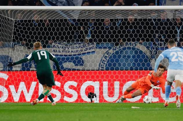 MALMÖ, SWEDEN 20251106 Malmö s goalkeeper Melker Ellborg saves a penalty from Panathinaikos Karol Åöwiderski during Thursday s Europa League fourth round football match between Malmö FF and Panathinaikos at Eleda Stadion. MALMÖ SWEDEN x10600x