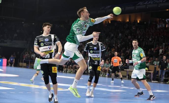 Mathias Gidsel erzielt ein Tor gegen Torwart Silvio Heinevetter Handball DHB Pokal Achtelfinale Herren Saison 2025 2026 06.11.2025 Füchse Berlin vs ThSV Eisenach