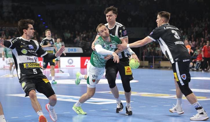 Timothy Reichmuth, Mathias Gidsel am Ball, Tillman Leu, Oskar Joelsson Zweikampf Spielszene Aktion Handball DHB Pokal Achtelfinale Herren Saison 2025 2026 06.11.2025 Füchse Berlin vs ThSV Eisenach