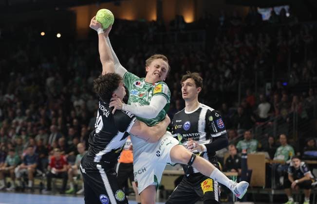 Tillman Leu, Tobias Schjoelberg Groendahl am Ball, Moritz Ende Zweikampf Spielszene Aktion Handball DHB Pokal Achtelfinale Herren Saison 2025 2026 06.11.2025 Füchse Berlin vs ThSV Eisenach