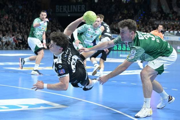 06.11.2025, xlakx, Handball, DHB-Pokal 1 8 Finale, Fuechse Berlin - ThSV Eisenach v.l. Tillman Leu (ThSV Eisenach), Hakun West Av Teigum (Fuechse Berlin) Zweikampf, Duell, Kampf, tackle Berlin