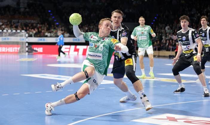 Tobias Schjoelberg Groendahl am Ball, Vukasin Antonijevic Zweikampf Spielszene Aktion Handball DHB Pokal Achtelfinale Herren Saison 2025 2026 06.11.2025 Füchse Berlin vs ThSV Eisenach *** Tobias Schjoelberg Groendahl on the ball, Vukasin Antonijevic duel Game scene Action Sport Handball DHB Cup Round of 16 Men Season 2025 2026 06 11 2025 Füchse Berlin vs ThSV Eisenach