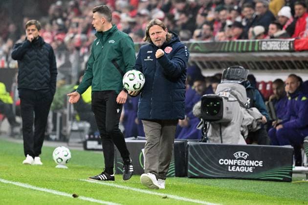 06.11.2025, xsltx, Fussball UEFA Conference League, FSV Mainz 05 - AC Florenz v.l. Trainer Bo Henriksen (FSV Mainz 05) (DFL DFB REGULATIONS PROHIBIT ANY USE OF PHOTOGRAPHS as IMAGE SEQUENCES and or QUASI-VIDEO) Mainz
