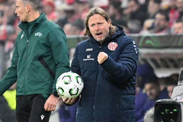 06.11.2025, xsltx, Fussball UEFA Conference League, FSV Mainz 05 - AC Florenz v.l. Trainer Bo Henriksen (FSV Mainz 05) (DFL DFB REGULATIONS PROHIBIT ANY USE OF PHOTOGRAPHS as IMAGE SEQUENCES and or QUASI-VIDEO) Mainz