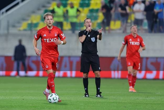 Mats Knoester of Aberdeen (centre) in action against AEK Larnaca AEK Larnaca v Aberdeen, UEFA Conference League, Group Stage, Football, AEK Arena, Larnaca, Cyprus - 06 Nov 2025Larnaca AEK Arena Cyprus EDITORIAL USE ONLY No use with unauthorised audio, video, data, fixture lists, club league logos or live services. Online in-match use limited to 120 images, no video emulation. No use in betting, games or single club league player publications. Copyright: xCharaxSavvides Shutterstockx 15642241av