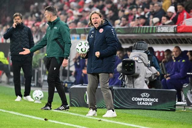 06.11.2025, xsltx, Fussball UEFA Conference League, FSV Mainz 05 - AC Florenz v.l. Trainer Bo Henriksen (FSV Mainz 05) (DFL DFB REGULATIONS PROHIBIT ANY USE OF PHOTOGRAPHS as IMAGE SEQUENCES and or QUASI-VIDEO) Mainz
