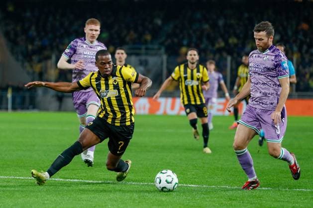AEK Athens v Shamrock Rovers UEFA Europa Conference League Dereck Kutesa of AEK Athens and Adam Matthews of Shamrock Rovers during the UEFA Europa Conference League match at OPAP Arena, Athens UK Newspapers OUT Copyright: xYannisxHalasx FIL-22462-0012