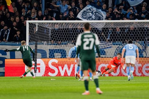 251106 Karol Swiderski of Panathinaikos and Goalkeeper Melker Ellborg of Malmö FF during the UEFA Europa League football match between Malmö FF and Panathinaikos on November 6, 2025 in Malmö. Photo: Petter Arvidson BILDBYRAN kod PA PA1108 fotboll football soccer fotball uefa europa league europa league malmö ff panathinaikos bbeng bbauto Copyright: PETTERxARVIDSON BB251106PA053