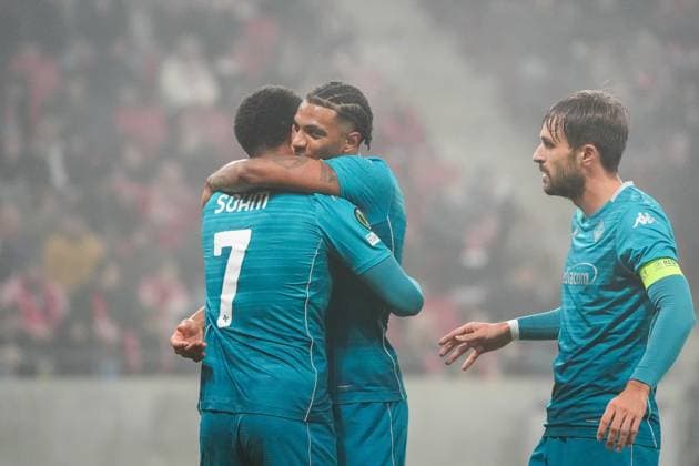 celebrate the goal, Torjubel zum 0:1 Simon Sohm (AC Florenz) mit Cher Ndour (AC Florenz), Luca Ranieri (AC Florenz) - 06.11.2025 1. FSV Mainz 05 vs. AC Florenz MEWA Arena, Europa Conference League