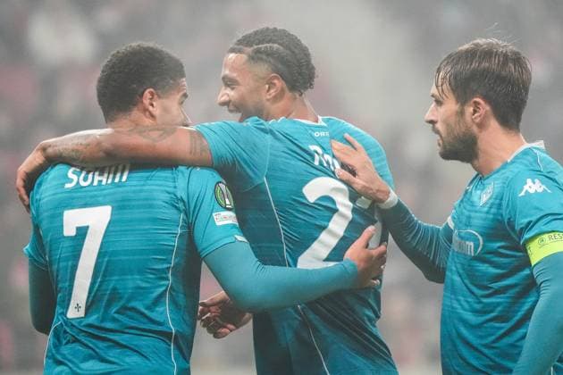 celebrate the goal, Torjubel zum 0:1 Simon Sohm (AC Florenz) mit Cher Ndour (AC Florenz), Luca Ranieri (AC Florenz) - 06.11.2025 1. FSV Mainz 05 vs. AC Florenz MEWA Arena, Europa Conference League