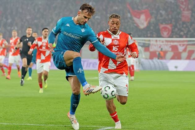 Mainz, Deutschland 06. November 2025: Conference League - 2025 2026 - FSV Mainz 05 vs. AC Florenz Im Bild: v. li. im Zweikampf Marin Pongracic (Florenz) gegen Armindo Sieb (Mainz). Mewa Arena Rheinland - Pfalz Copyright: xFotostandx xRacochax