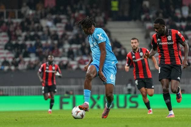 Johan Manzambi (SC Freiburg, 44) am Ball , Frankreich, Fussball, UEFA Europa League, 4.Spieltag, Ligaphase, 2025 2026, OGC Nizza vs. SC Freiburg, 06.11.2025, Allianz Riviera, Nizza, Frankreich Nizza Allianz Riviera Provence-Alpes-CÃ te d Azur, CÃ Frankreich Copyright: xArnexAmbergx