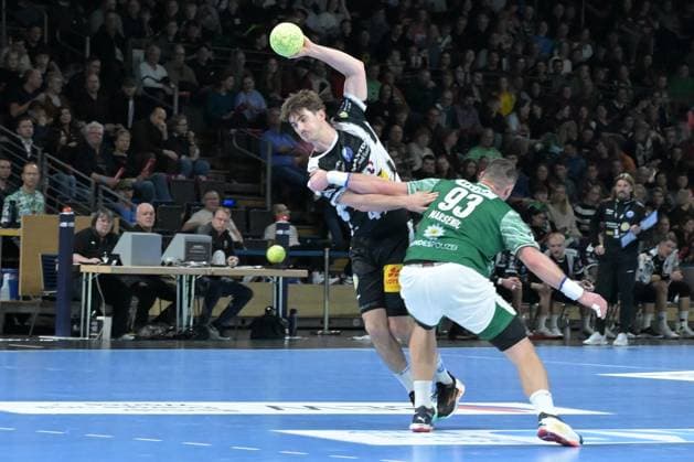 06.11.2025, xlakx, Handball, DHB-Pokal 1 8 Finale, Fuechse Berlin - ThSV Eisenach v.l. Stephan Seitz (ThSV Eisenach), Mijajlo Marsenic (Fuechse Berlin) Zweikampf, Duell, Kampf, tackle Berlin
