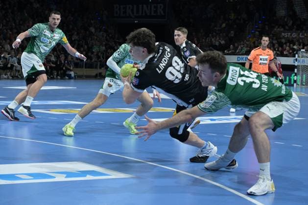 06.11.2025, xlakx, Handball, DHB-Pokal 1 8 Finale, Fuechse Berlin - ThSV Eisenach v.l. Tillman Leu (ThSV Eisenach), Hakun West Av Teigum (Fuechse Berlin) wirft Tor, Torschuetze, erzielt Tor, Treffer, scores the goal Berlin