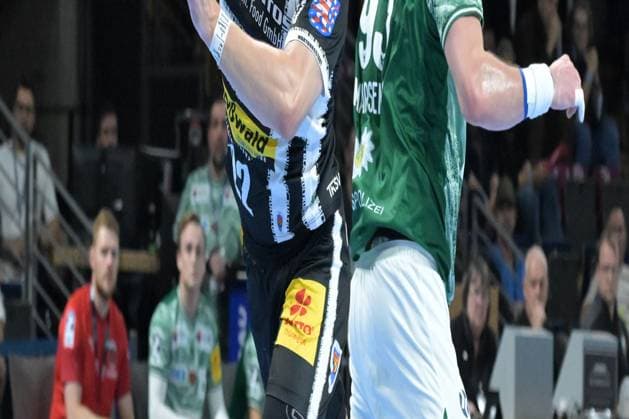 06.11.2025, xlakx, Handball, DHB-Pokal 1 8 Finale, Fuechse Berlin - ThSV Eisenach v.l. Felix Aellen (ThSV Eisenach), Mijajlo Marsenic (Fuechse Berlin) wirft Tor, Torschuetze, erzielt Tor, Treffer, scores the goal Berlin