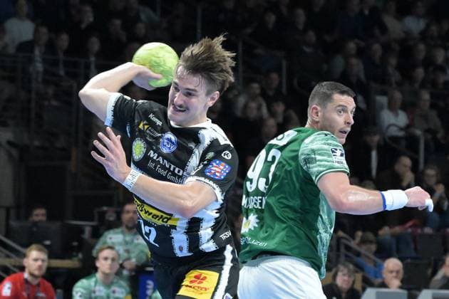 06.11.2025, xlakx, Handball, DHB-Pokal 1 8 Finale, Fuechse Berlin - ThSV Eisenach v.l. Felix Aellen (ThSV Eisenach), Mijajlo Marsenic (Fuechse Berlin) wirft Tor, Torschuetze, erzielt Tor, Treffer, scores the goal Berlin