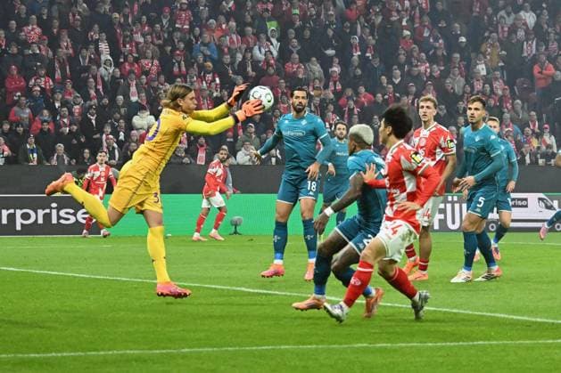 06.11.2025, xsltx, Fussball UEFA Conference League, FSV Mainz 05 - AC Florenz v.l. Tommaso Martinelli (AC Florenz) vor Sota Kawasaki (FSV Mainz 05) am Ball (DFL DFB REGULATIONS PROHIBIT ANY USE OF PHOTOGRAPHS as IMAGE SEQUENCES and or QUASI-VIDEO) Mainz