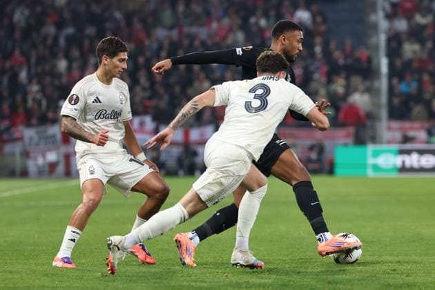 SOCCER - UEFA EL, Sturm vs Nottingham GRAZ,AUSTRIA,06.NOV.25 - SOCCER - UEFA Europa League, SK Sturm Graz vs Nottingham Forest. Image shows Neco Williams (Nottingham) and Maurice Malone (Sturm).  GEPAxpictures xChrisxBauer