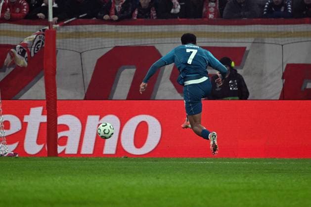 06.11.2025, xsltx, Fussball UEFA Conference League, FSV Mainz 05 - AC Florenz v.l. Simon Sohm (AC Florenz) Torschuetze, erzielt das Tor, Treffer, scores the goal 0:1 (DFL DFB REGULATIONS PROHIBIT ANY USE OF PHOTOGRAPHS as IMAGE SEQUENCES and or QUASI-VIDEO) Mainz