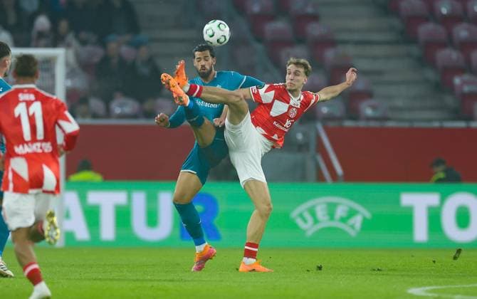 06.11.2025, Fussball UEFA Conference League, 1. FSV Mainz 05 - AC Florenz, v.l., Pablo Mari (ACF Fiorentina), Nelson Weiper (FSV Mainz 05) DFL DFB REGULATIONS PROHIBIT ANY USE OF PHOTOGRAPHS AS IMAGE SEQUENCES AND OR QUASI-VIDEO. xdcx Copyright: HMBxMedia Claus