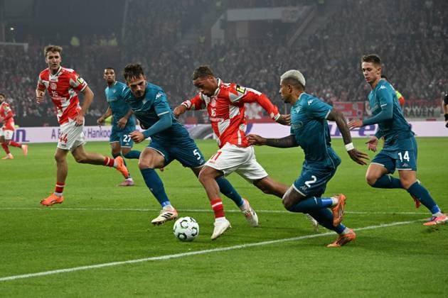 06.11.2025, xsltx, Fussball UEFA Conference League, FSV Mainz 05 - AC Florenz v.l. Marin Pongracic (AC Florenz) Armindo Sieb (FSV Mainz 05) Dodo (AC Florenz) Yuito Suzuki (SC Freiburg) Zweikampf, Aktion, action, battle for the ball (DFL DFB REGULATIONS PROHIBIT ANY USE OF PHOTOGRAPHS as IMAGE SEQUENCES and or QUASI-VIDEO) Mainz