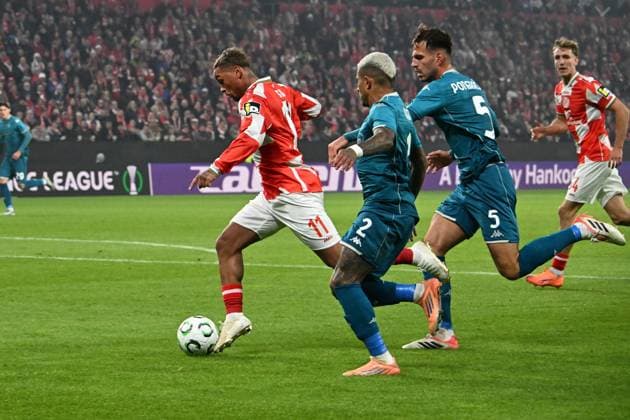 06.11.2025, xsltx, Fussball UEFA Conference League, FSV Mainz 05 - AC Florenz v.l. Marin Pongracic (AC Florenz) Armindo Sieb (FSV Mainz 05) Dodo (AC Florenz) Zweikampf, Aktion, action, battle for the ball (DFL DFB REGULATIONS PROHIBIT ANY USE OF PHOTOGRAPHS as IMAGE SEQUENCES and or QUASI-VIDEO) Mainz