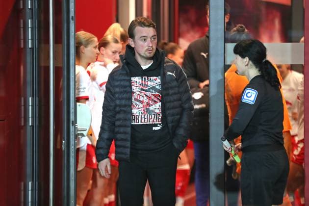 Google Pixel Frauen-Bundesliga, RB Leipzig - FC Carl Zeiss Jena; 06.11.2025 Cheftrainer Jonas Stephan (RB Leipzig). Fußball, Google Pixel Frauen-Bundesliga, Saison 2025 2026, 9. Spieltag: RB Leipzig vs. FC Carl Zeiss Jena am 06.11.2025, Trainingszentrum Cottaweg, Leipzig. DFB REGULATIONS PROHIBIT ANY USE OF PHOTOGRAPHS AS IMAGE SEQUENCES AND OR QUASI-VIDEO. Copyright: xBEAUTIFULxSPORTS JanxKaeferx