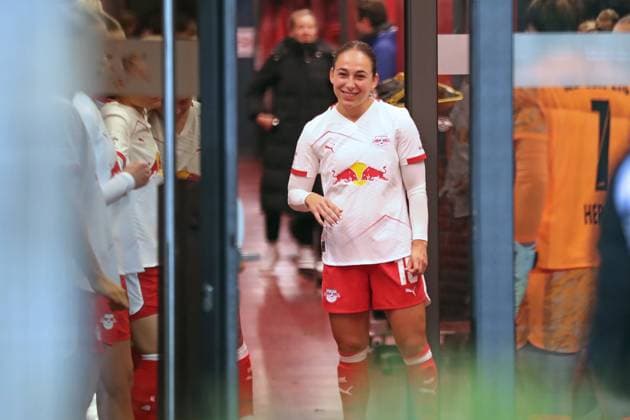 Google Pixel Frauen-Bundesliga, RB Leipzig - FC Carl Zeiss Jena; 06.11.2025 Gina Chmielinski (10, RB Leipzig). Fußball, Google Pixel Frauen-Bundesliga, Saison 2025 2026, 9. Spieltag: RB Leipzig vs. FC Carl Zeiss Jena am 06.11.2025, Trainingszentrum Cottaweg, Leipzig. DFB REGULATIONS PROHIBIT ANY USE OF PHOTOGRAPHS AS IMAGE SEQUENCES AND OR QUASI-VIDEO. Copyright: xBEAUTIFULxSPORTS JanxKaeferx
