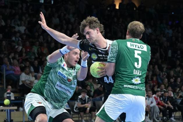 06.11.2025, xlakx, Handball, DHB-Pokal 1 8 Finale, Fuechse Berlin - ThSV Eisenach v.l. Mijajlo Marsenic (Fuechse Berlin), Stephan Seitz (ThSV Eisenach), Max Darj (Fuechse Berlin) Zweikampf, Duell, Kampf, tackle Berlin