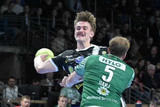 06.11.2025, xlakx, Handball, DHB-Pokal 1 8 Finale, Fuechse Berlin - ThSV Eisenach v.l. Felix Aellen (ThSV Eisenach), Max Darj (Fuechse Berlin) Zweikampf, Duell, Kampf, tackle Berlin